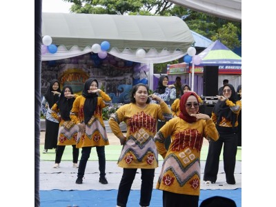 Penampilan Dewan Guru Beserta staf