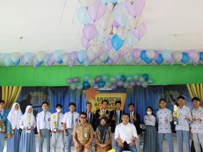 Foto Bersama Dewan Juri dan Para Juara